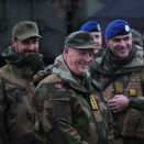 6. november: Kong Harald og Kronprins Haakon møtte soldater fra Artelleribataljonen fra Brigade Nord under Nato-øvelsen Trident Juncture. Foto: Torbjørn Kjosvold, Forsvaret